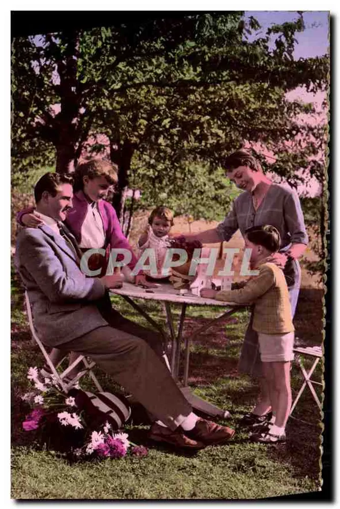 Família ao ar livre — cena de jardim — Série 5102 - Frente