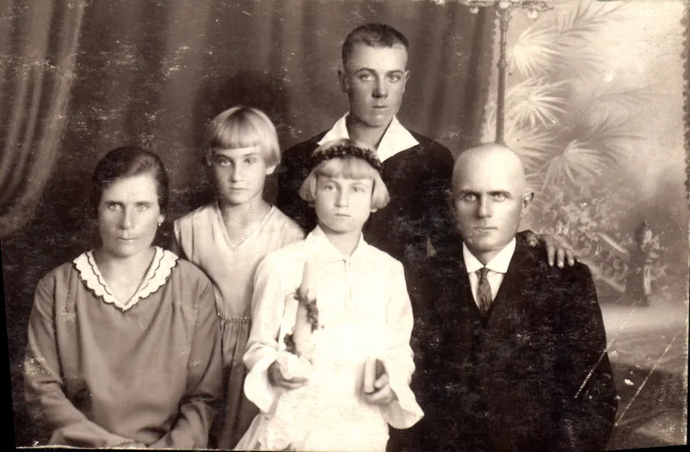 Família — retrato de estúdio — editor desconhecido, número de série ilegível - Frente