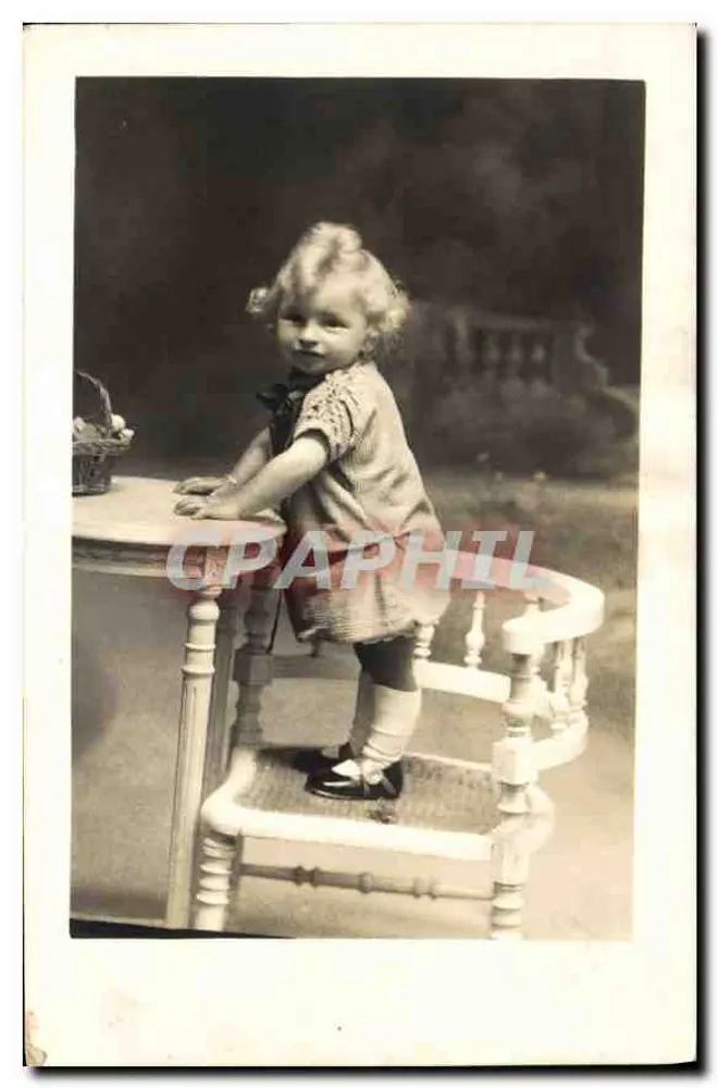 Menina — de pé em uma cadeira — sem editor ou número visível - Frente