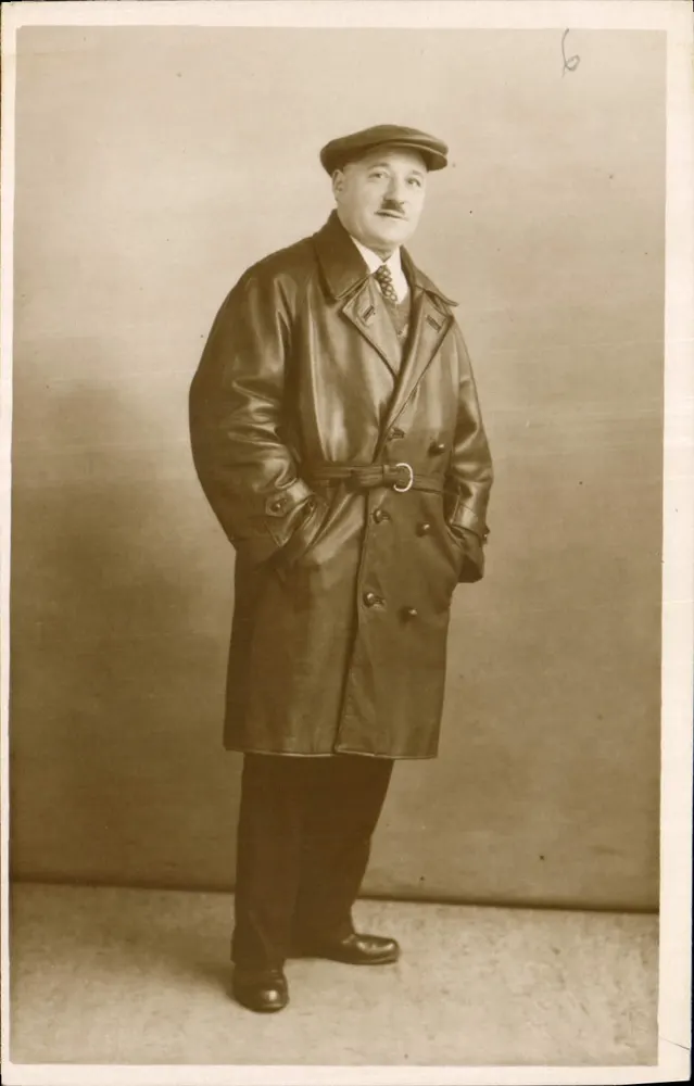 Retrato de um homem com capa de couro — Ateliers Jérôme - Frente