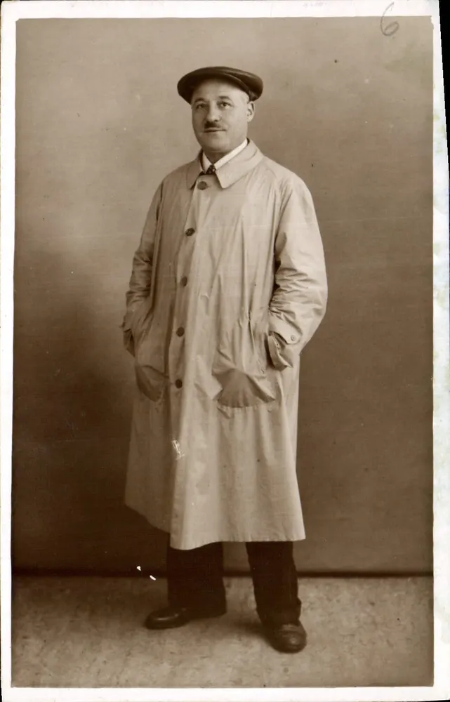 Portret van een man in een jas — serie-nummer 6 - Voorkant
