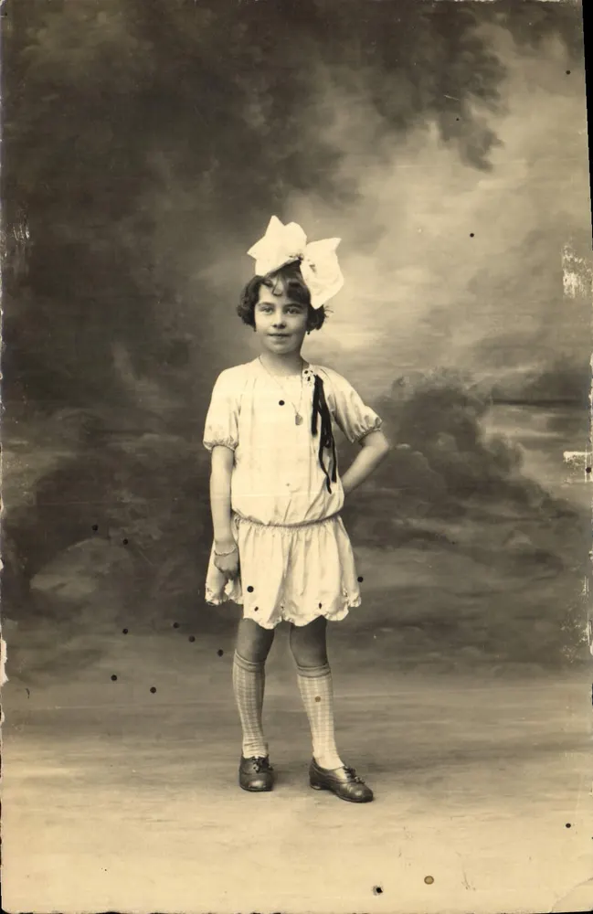 Menina com vestido branco e grande laço — estúdio — Cartão postal - Frente