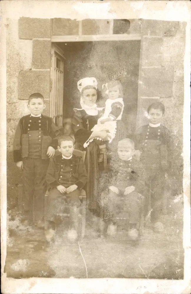 Familie vor einer Steintür — R. Guilleminot, Paris - Vorderseite