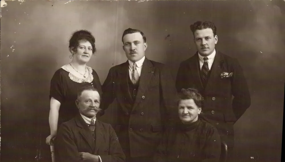 Família — retrato de estúdio — editor desconhecido, número de série não visível - Frente