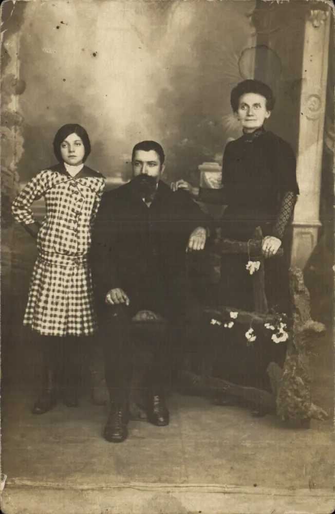 Família — retrato de estúdio — Dora Sociedade dos Produtos de Arte n° FR.274 - Frente