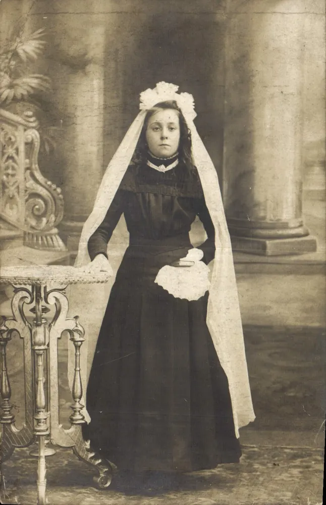 Junge Frau in schwarzer Robe und Schleier — fotografischer Studio - Vorderseite