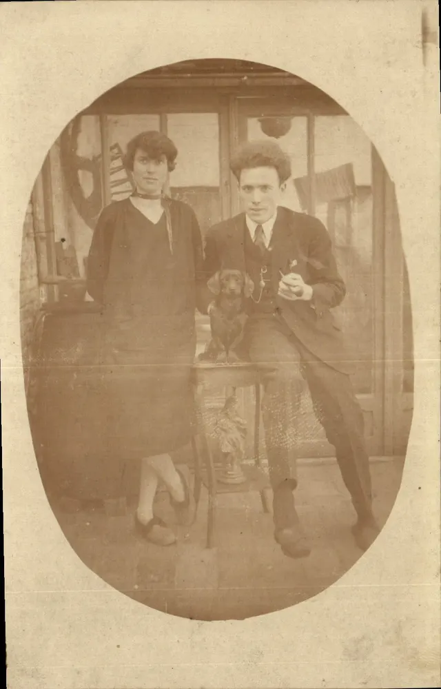 Retrato de um casal com um cachorro — número de série não visível - Frente