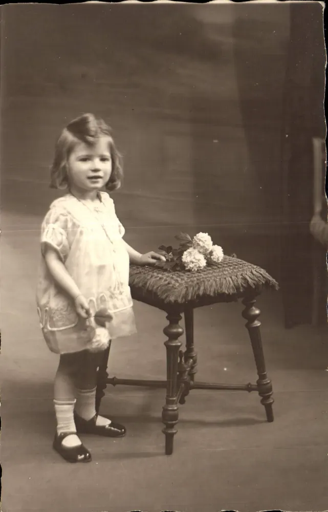 Menina pequena — estúdio fotográfico - Frente