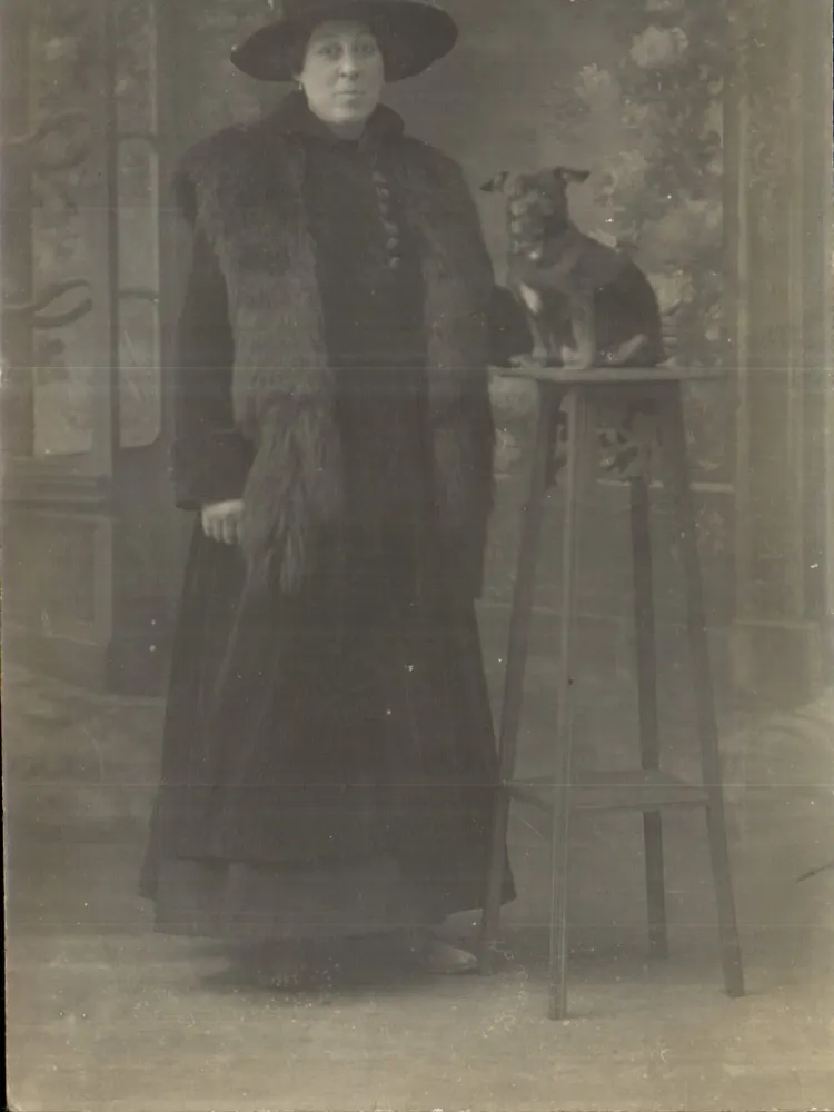 Frau in Pelzmantel und Hut — mit Hund auf Hocker — Fotostudio - Vorderseite