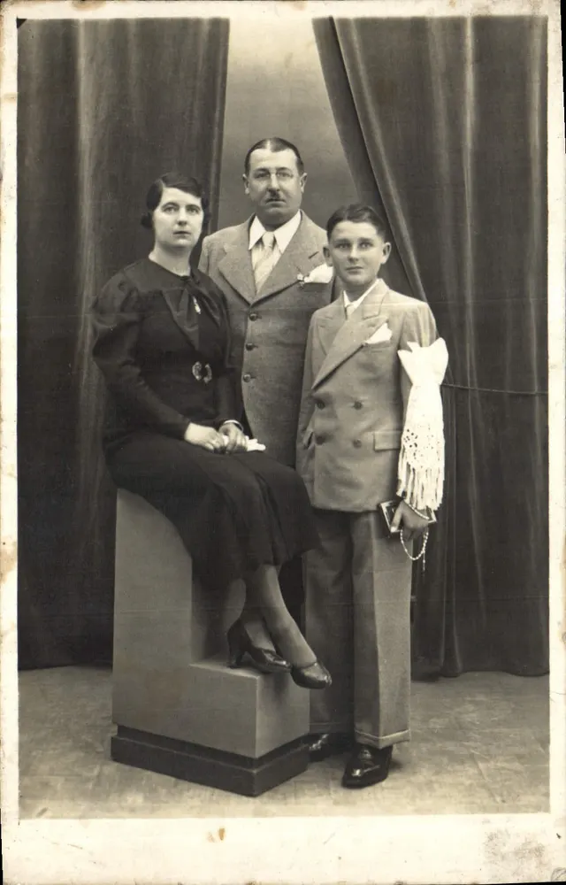 Família — retrato de estúdio — editor desconhecido, número de série 2 - Frente