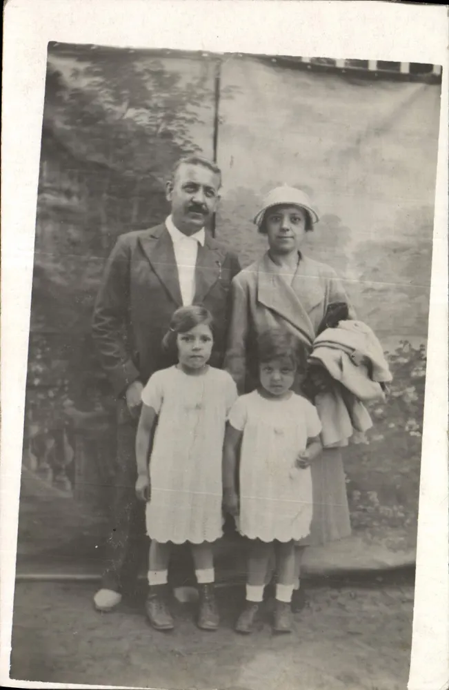 Família — retrato ao ar livre — editor desconhecido, número de série não visível - Frente