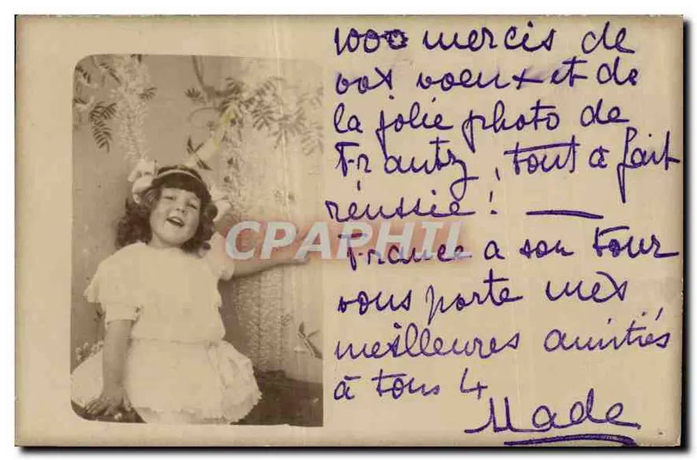 Menina sorridente — foto de estúdio — cartão postal francês - Frente