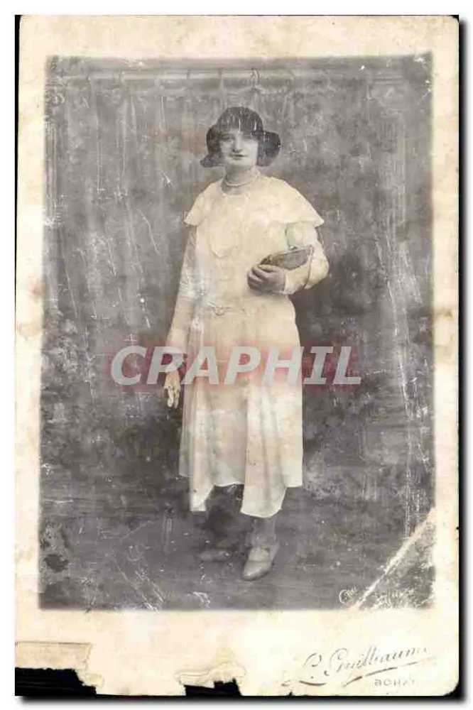Jeune femme en robe à capes — portrait studio — C. Guillaume ACHAT - Frente
