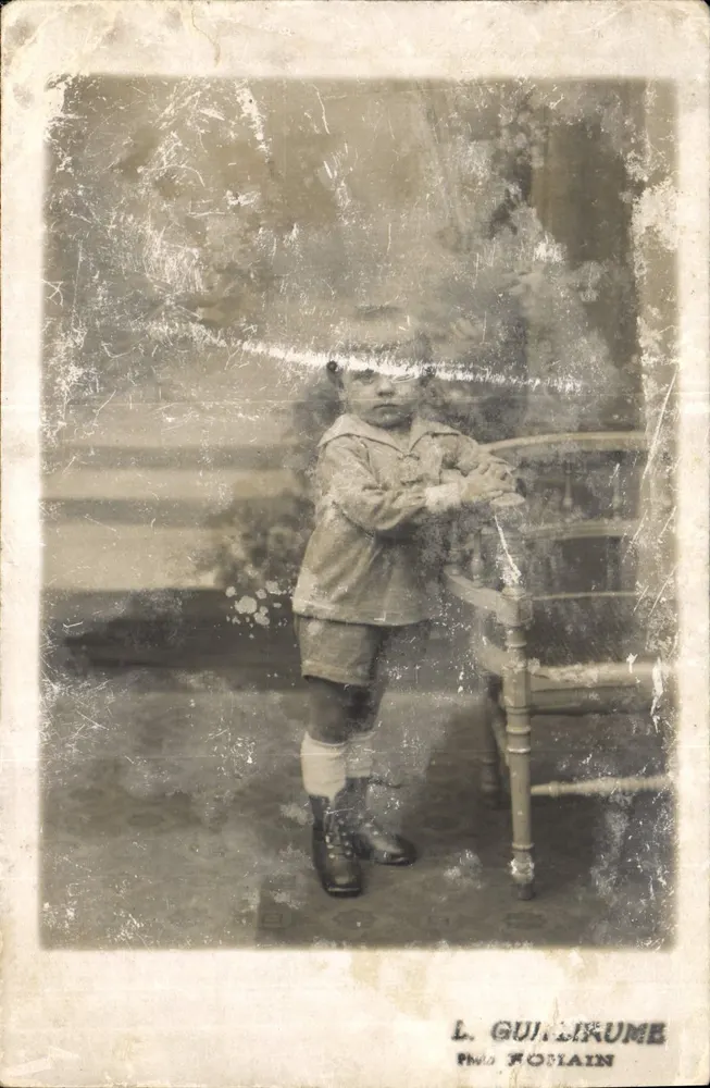 Criança em traje de verão — L. GUILLIKUME Foto FOLAIN - Frente