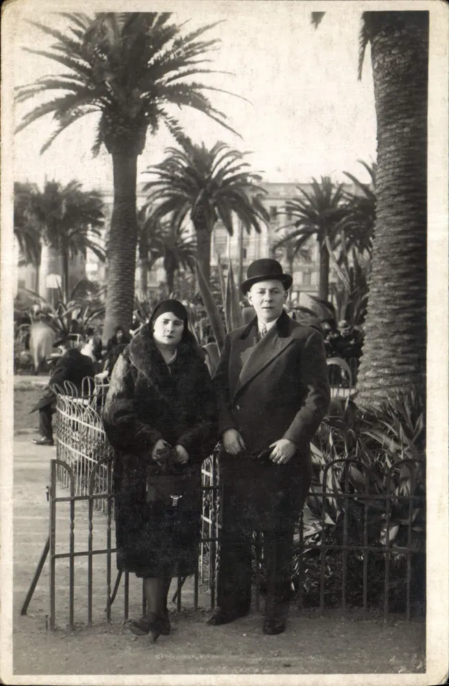 Casal diante do Jardim Albert Ier — Pavilhão Artístico, Nice — editor Pavilhão Artístico, número de série não visível - Frente