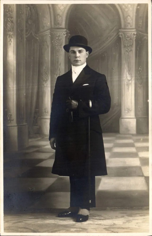 Retrato de um jovem homem em traje elegante — estúdio — editor desconhecido - Frente