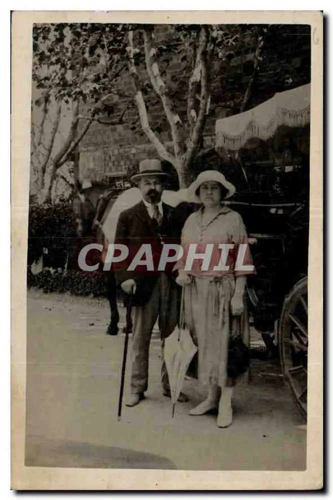 Casal diante de uma carruagem — cena urbana — editor R. R. (verso) - Frente