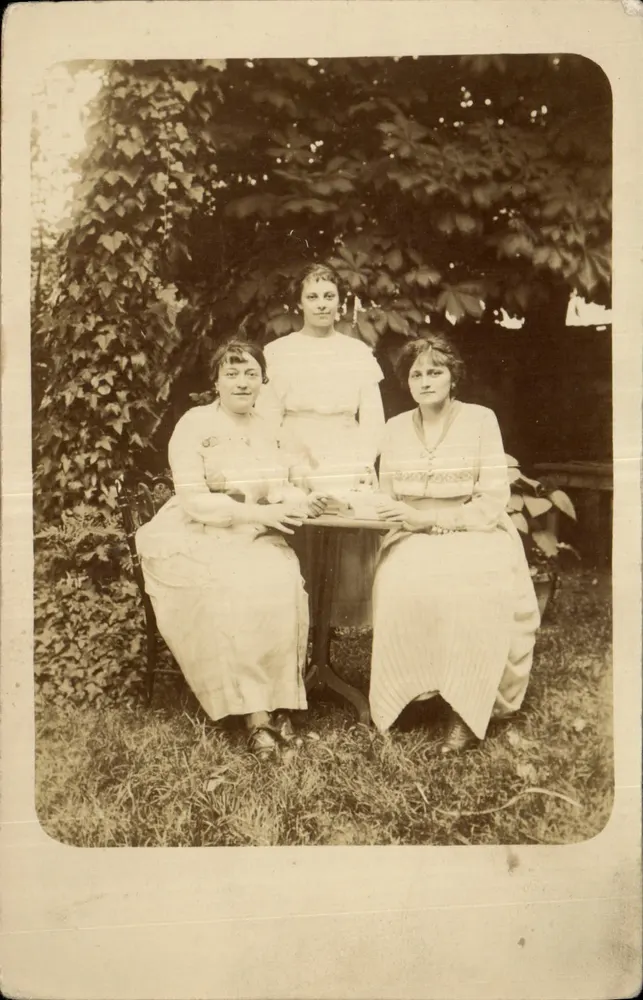 Três mulheres no jardim — cena de vida — carta postal anônima - Frente