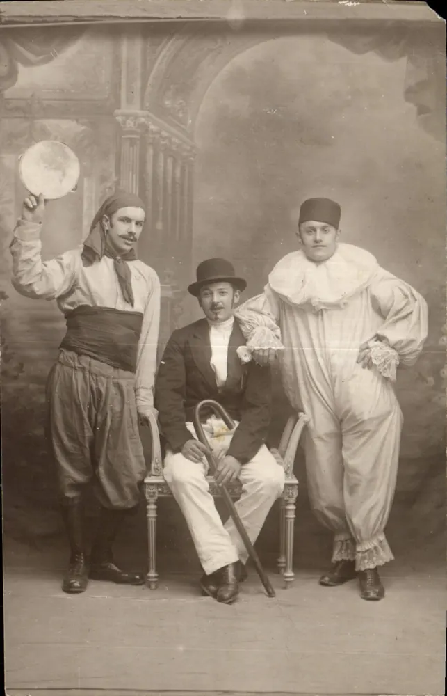 Três homens em trajes de palco — Foto ROTHER, Reims — n°20 - Frente