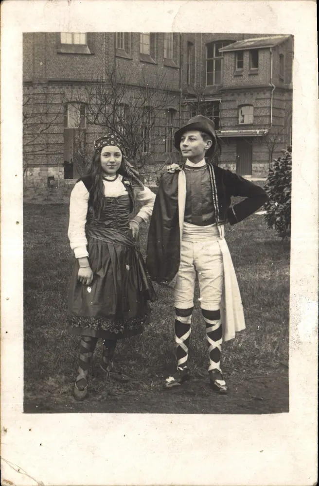 Młodzi w strojach folklorystycznych — przed budynkiem — Karta pocztowa - Awers