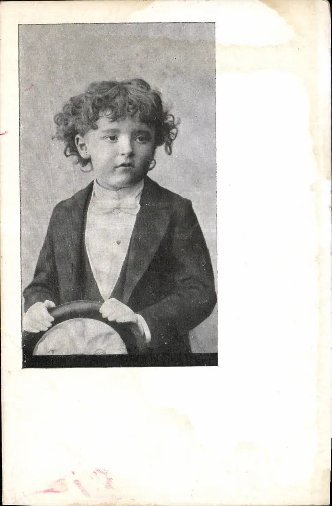 Criança em traje de festa — segurando um lenço — carta postal - Frente