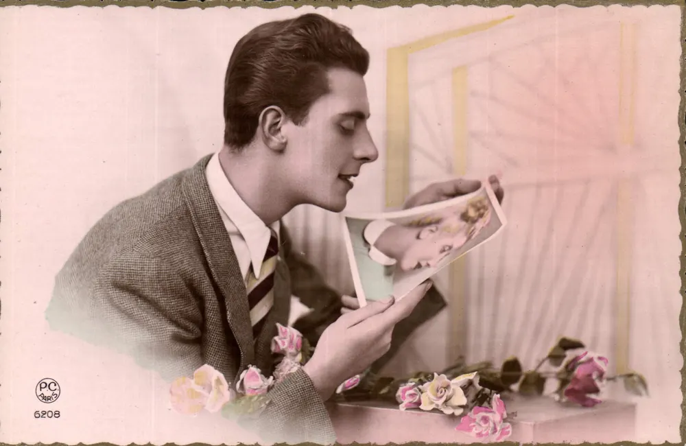 Jovem homem beijando uma foto de mulher — rosas — P-C PARIS 6208 - Frente