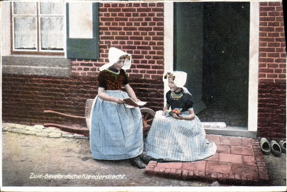 Deux femmes en tenue traditionnelle zuid-bevelandaise — devant un mur de briques — éditeur Weenenk & Snel, n° c A 5894 - Frente