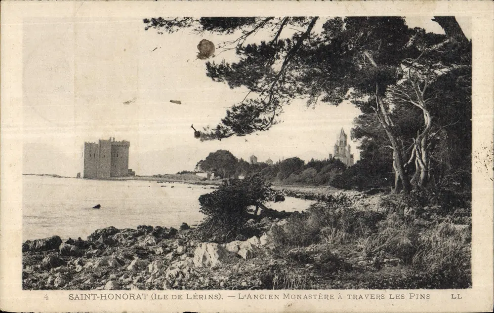 Saint-Honorat (Insel Lérins) — Das alte Kloster durch die Kiefern — LL - Vorderseite