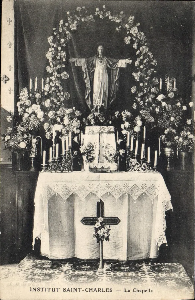 Instituto Saint-Charles — A Capela — Estátua de Jesus-Cristo cercada de flores - Frente