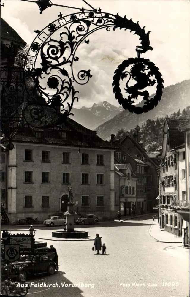Feldkirch, Vorarlberg — praça central com fonte e letreiro — Foto Risch-Lau n°11095 - Frente