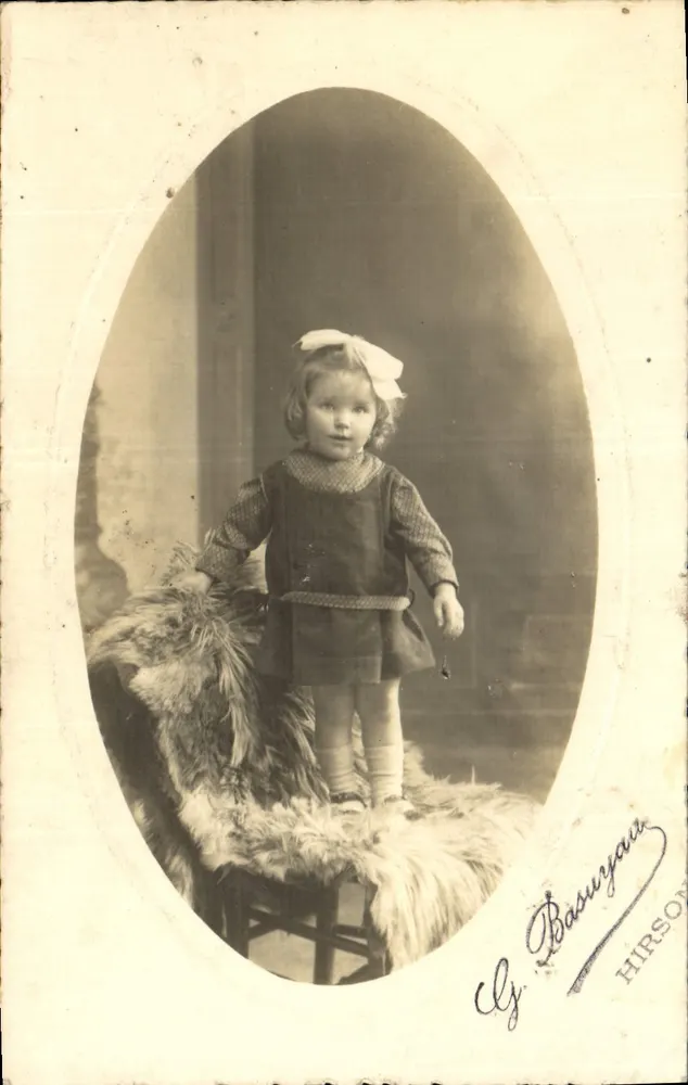 Menina pequena — foto de estúdio — Cly. Basuygau, Hirson - Frente