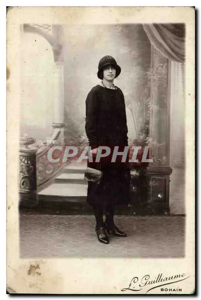 Junge Frau in Schwarz — Studio — L. Guilliaume BOHAIN - Vorderseite