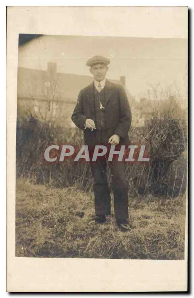 Homem em traje e chapéu — pose ao ar livre — carta postal anônima - Frente