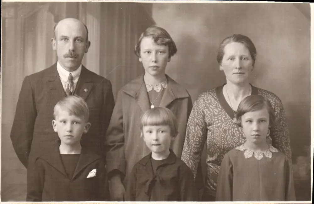 Familie — Portraitstudio — Verlag nicht sichtbar - Vorderseite