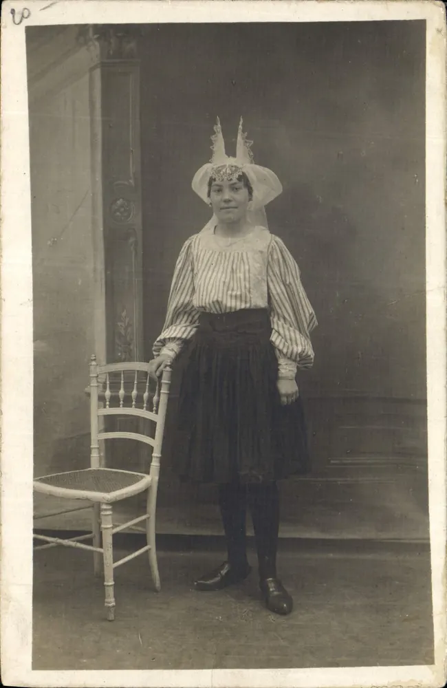 Junge Frau im traditionellen Kleid — Salle d'Olone — Verlag nicht sichtbar - Vorderseite