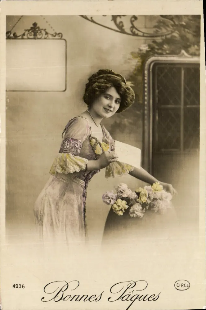 Mulher em vestido florido segurando um buquê — Boas Páscoas — CIRCE n°4936 - Frente