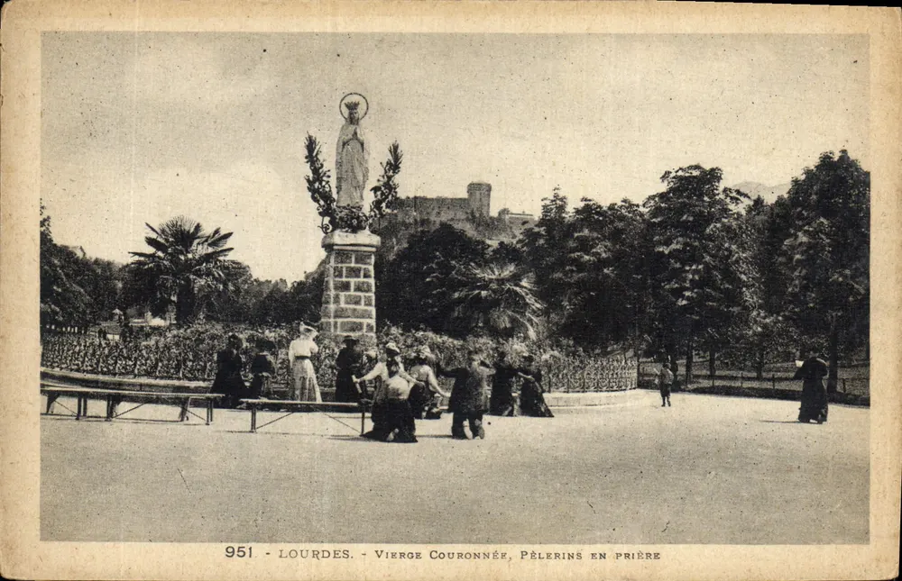 Lourdes - Gekrönte Jungfrau, Pilger in Gebet — Éditions Labouché Frères, Toulouse, Nr. 951 - Vorderseite