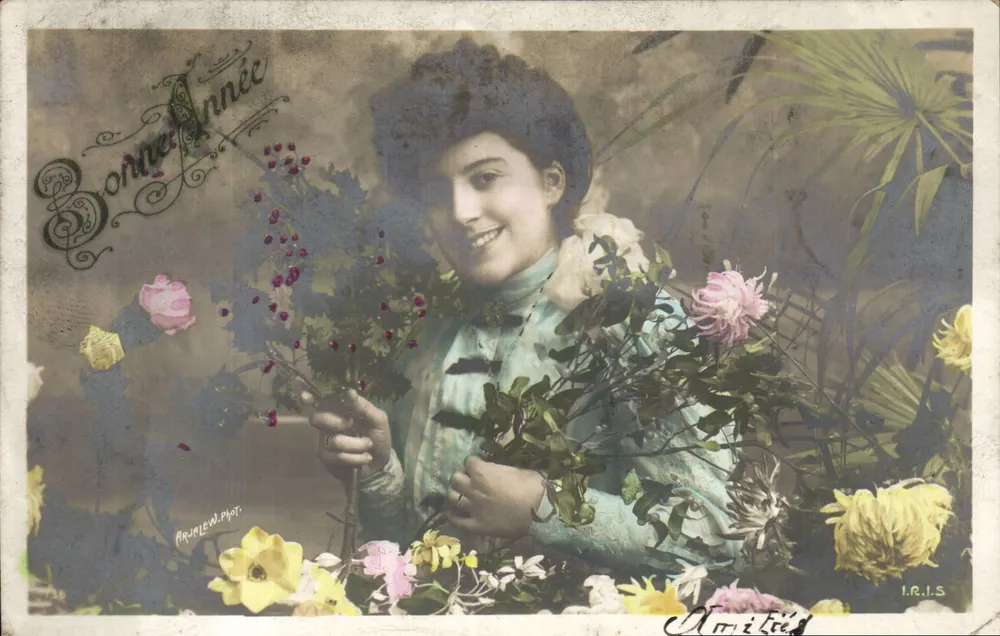 Jeune femme souriante avec bouquet — scène florale — I.R.I.S. / ARUJEW.PHOT. - Frente