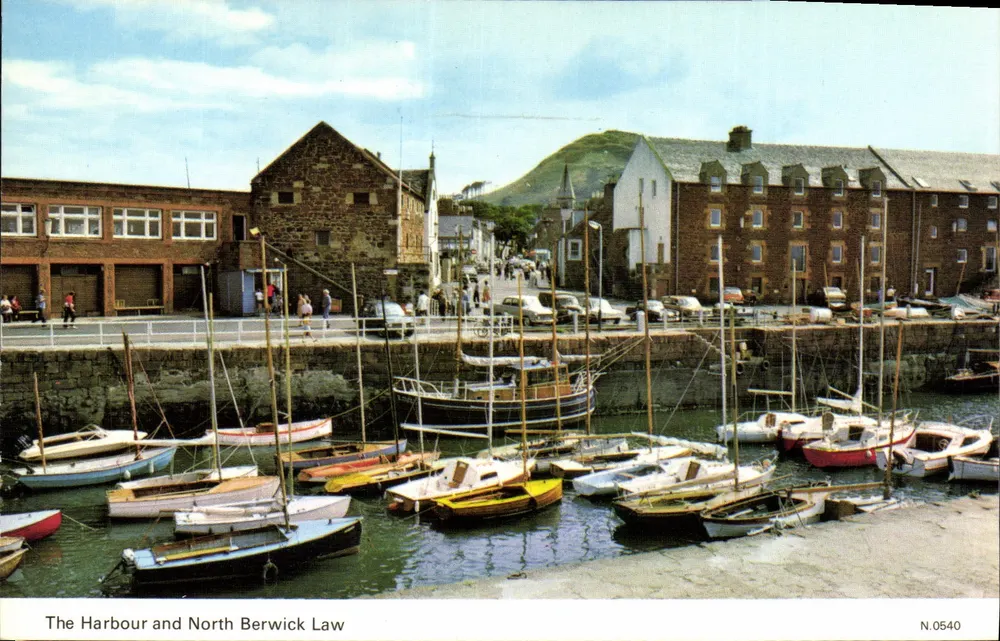 Der Hafen und North Berwick Law — Ansicht des Hafens mit Booten — eine Dennis-Karte N.0540 - Vorderseite