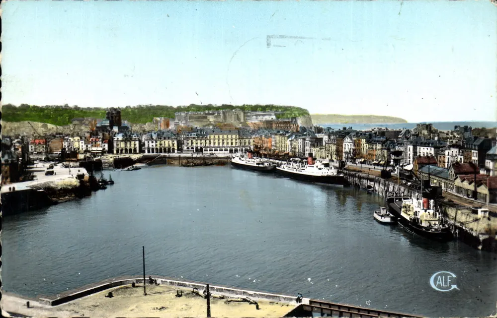 Hafen von Dieppe — Blick auf den Hafen mit Booten — Ausgabe CALF, England - Vorderseite