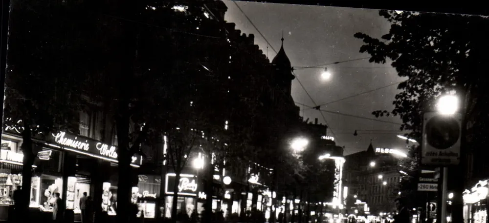 Vista noturna da rue de la République em Estrasburgo — Fotógrafo Wehrli AG, n°1390 - Frente