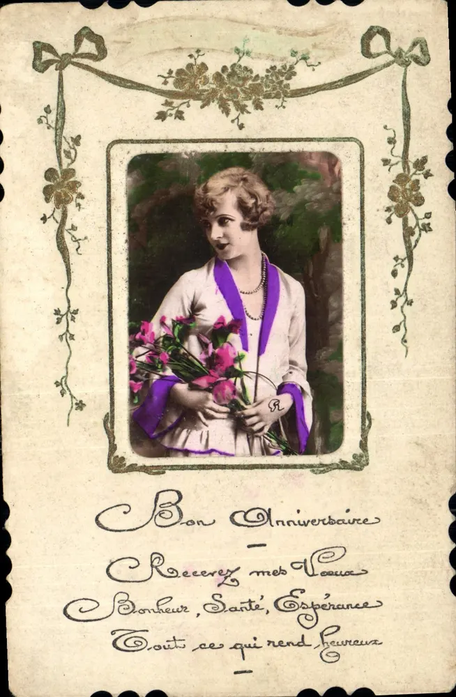 Mulher segurando flores — Carta de aniversário — Editor não identificado - Frente