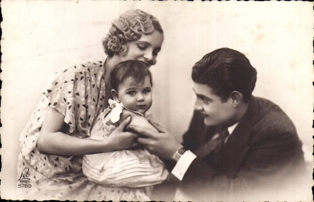 Familia feliz — padres con su hijo — editor Leo, París, n° 5759 - Anverso