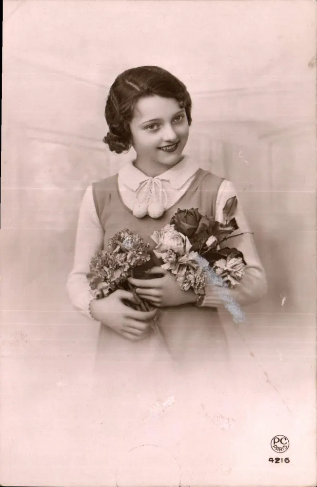 Menina sorridente segurando um buquê — PC Diré, n° 4216 - Frente