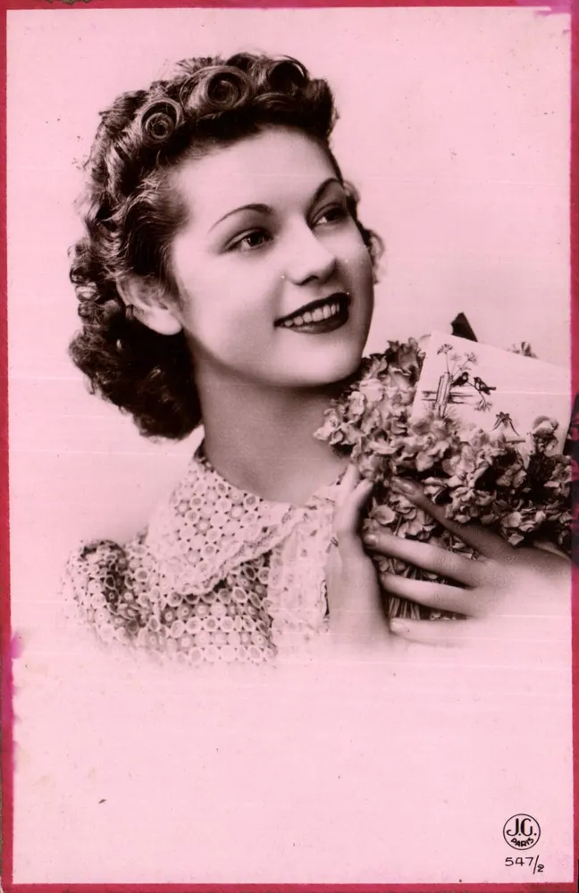 Jovem mulher sorridente — retrato — J.C. 547/2 - Frente