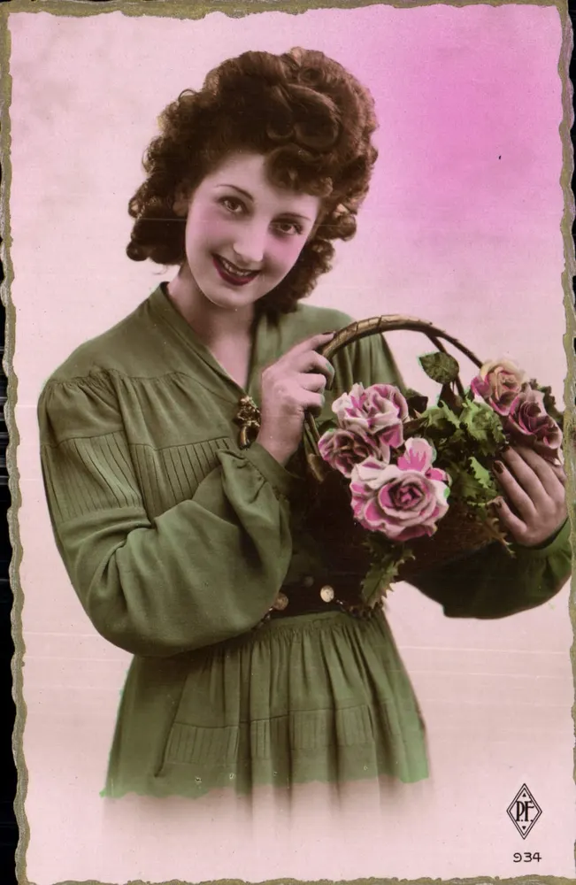 Mulher jovem sorridente segurando um cesto de rosas — P.F. n° 934 - Frente