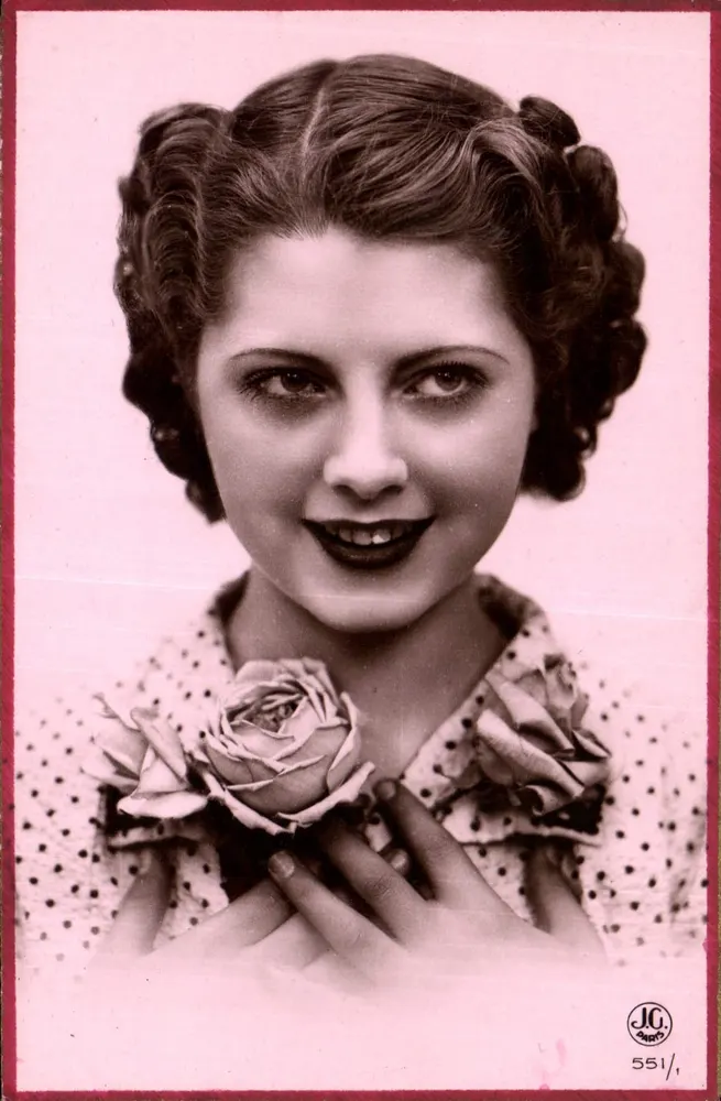 Mulher jovem sorridente — rosa no peito — J.C. n° 551/ - Frente