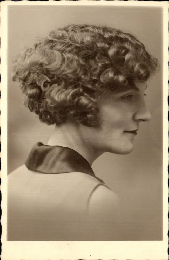 Retrato de mulher — perfil — editor desconhecido, número de série não visível - Frente