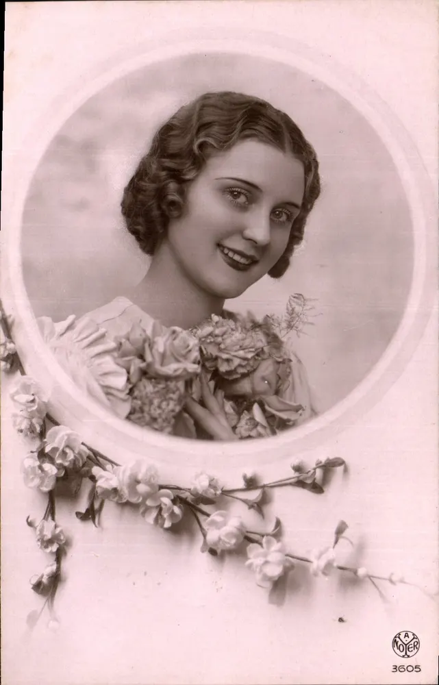 Uśmiechnięta młoda kobieta — portret w ramce — wydawca T.A. Noter, nr 3605 - Awers
