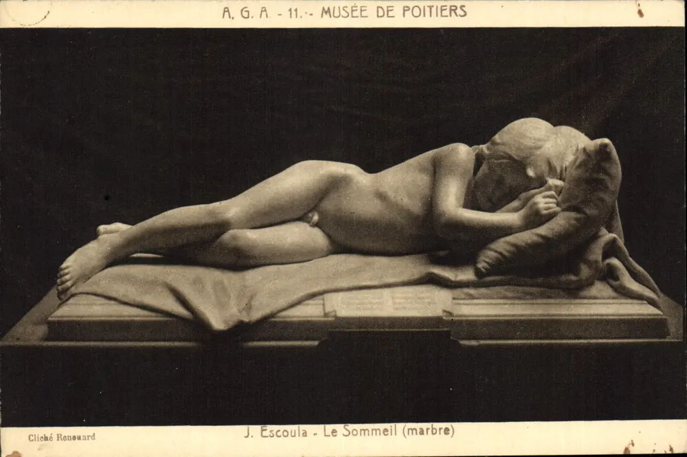 Le Sommeil — Skulptur von J. Escoula — Musée de Poitiers - Vorderseite